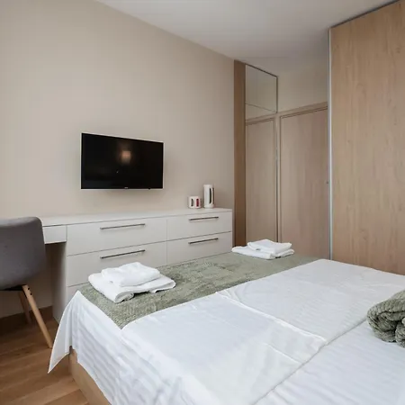 Brand New Luxury With Great Views דירה *