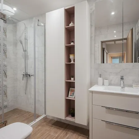Brand New Luxury With Great Views Apartment *