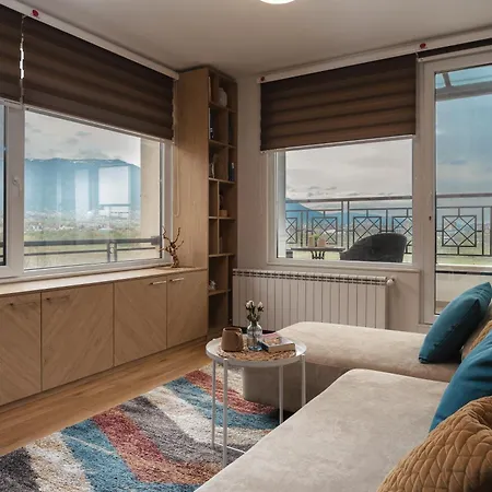 Brand New Luxury With Great Views Apartment *